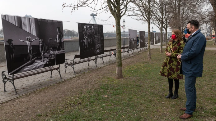 Fotografie z otevření výstavy Žena mezi vdechnutím a vydechnutím