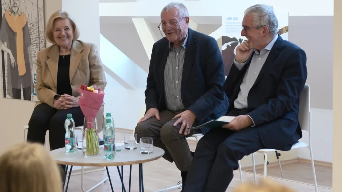 Fotografie z debaty s Karlom Hvížďalom