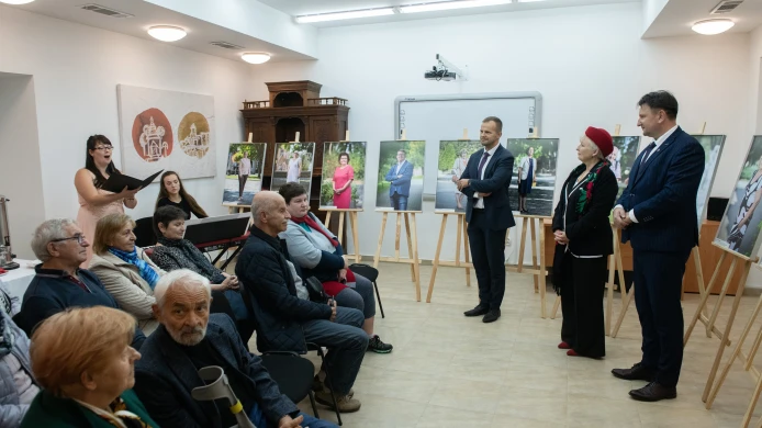 Fotografie z otevření výstavy Tváře české krajanské komunity na Slovensku ve Staré Ľubovni