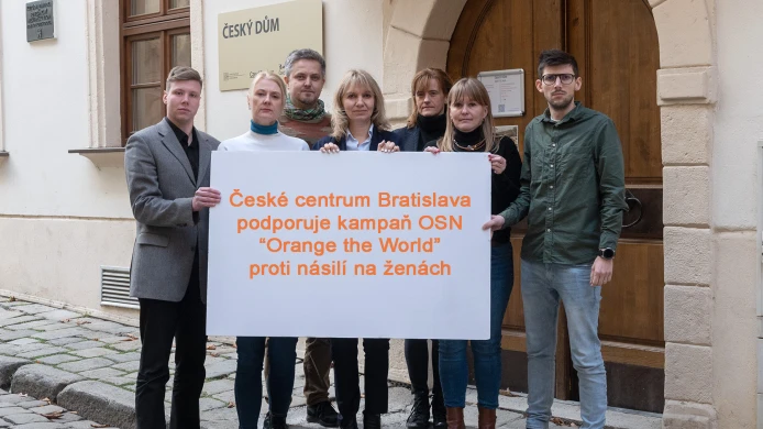 České centrum Bratislava podporuje kampaň OSN „Orange the World“ proti násilí na ženách