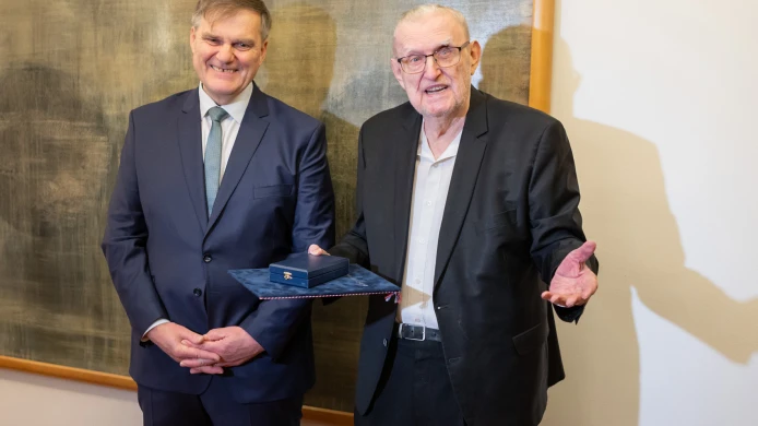 Předání medaile Za zásluhy o diplomacii Ľubomíru Feldekovi