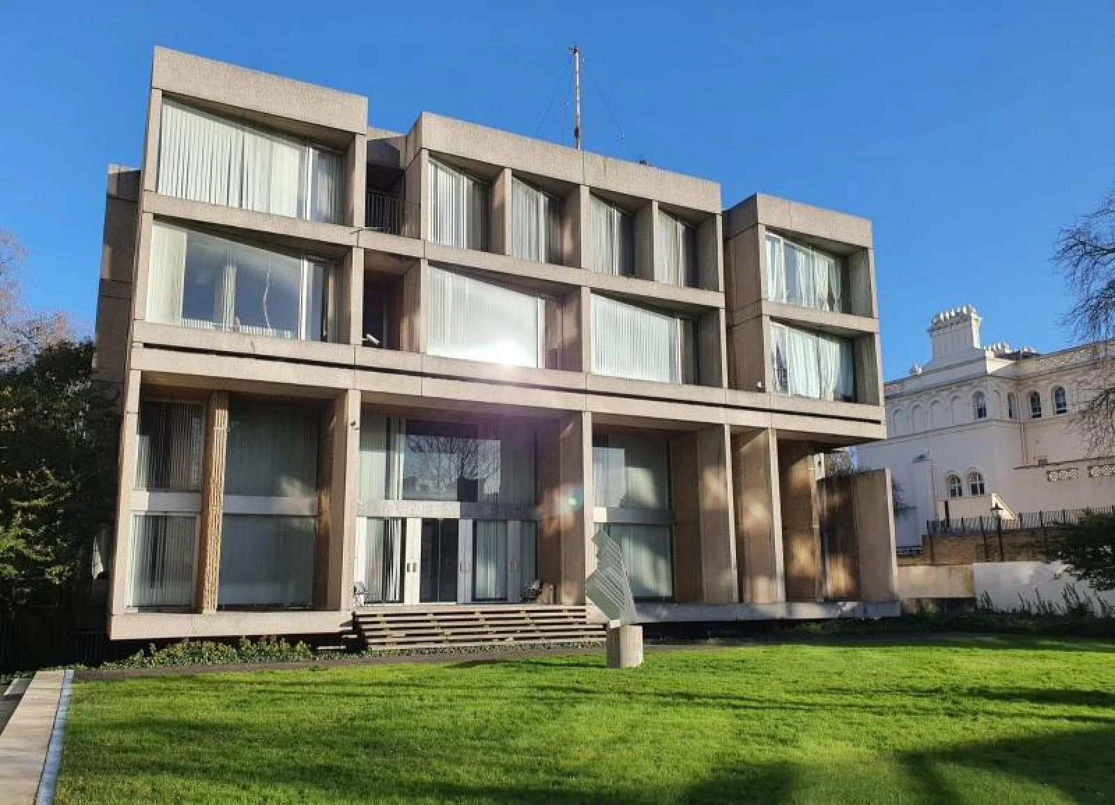 Krása brutalizmu: video prehliadka českého a slovenského veľvyslanectva v Londýne