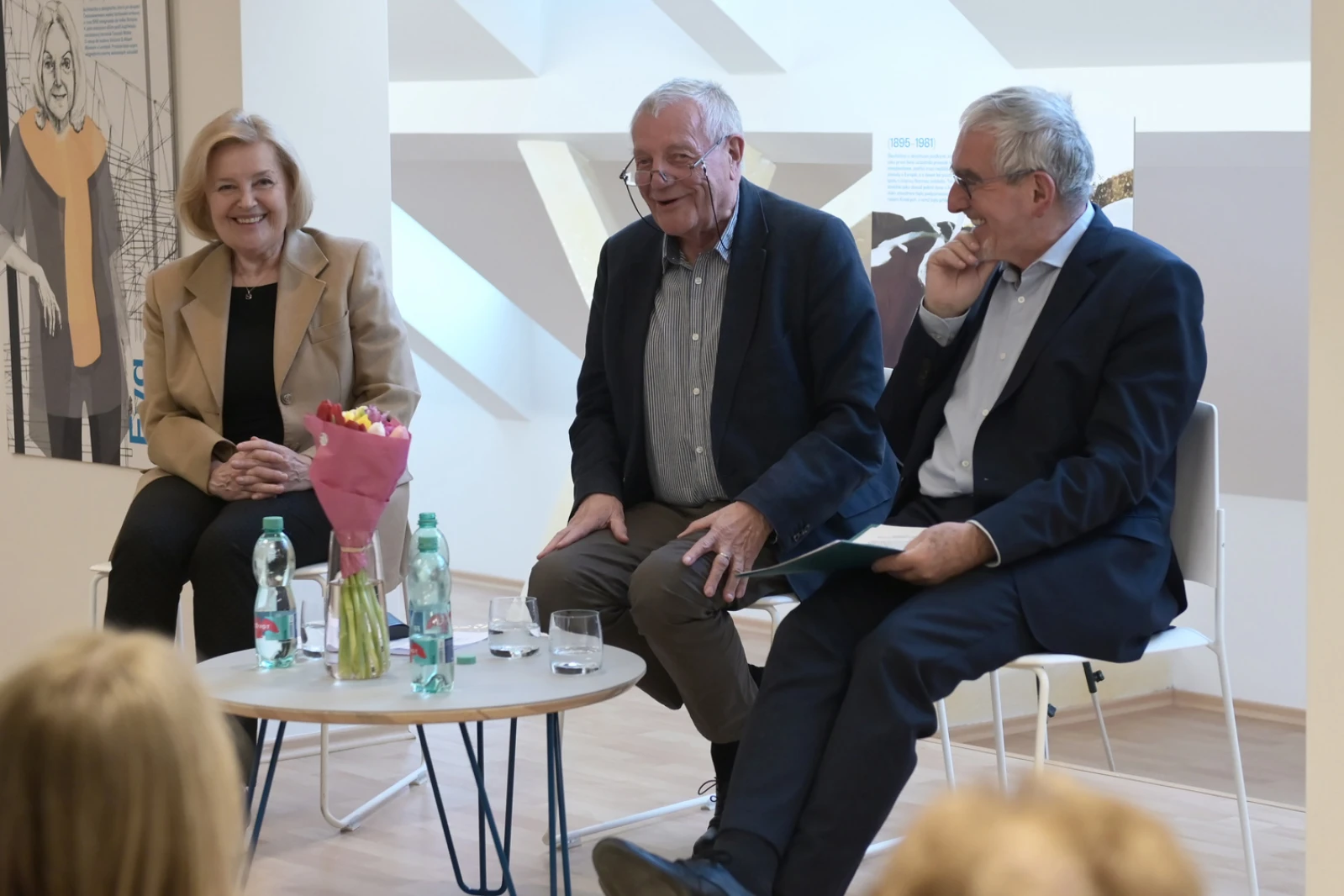 Fotografie z debaty s Karlom Hvížďalom