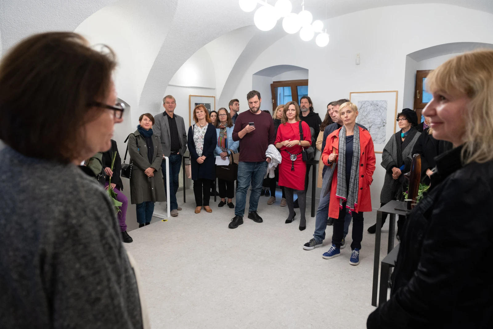 Fotografie z otvorenia výstavy Eva Eisler: I kameny mají paměť