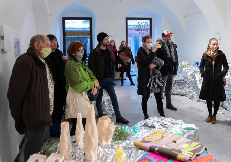 Vernisáž výstavy plakátů byla součástí festivalu Bratislava Design Week, jehož tématem byla křehkost