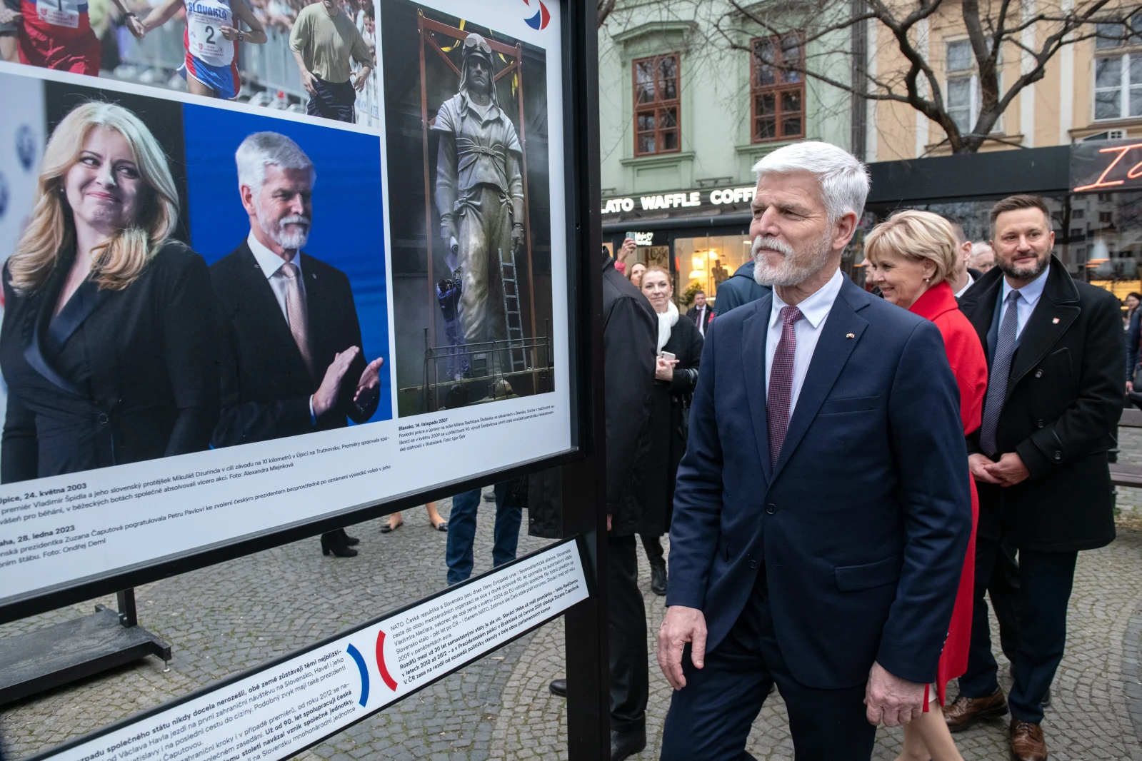 Prezident ČR Petr Pavel s manželkou pri výstave Česko/slovenské okamžiky