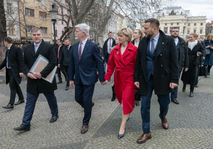Prezident ČR Petr Pavel s chotí přichází společně s velvyslancem ČR na Slovensku Rudolfem Jindrákem a primátorem Bratislavy Matúšem Vallem na Hviezdoslavovo náměstí prohlédnout si výstavu Česko/slovenské okamžiky