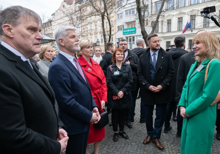 Prezident ČR Petr Pavel s chotí v doprovodu velvyslance ČR na Slovensku Rudolfa Jindráka, Zuzany Markové z Velvyslanectví ČR na Slovensku a primátora Matúše Valla jsou přivítáni ředitelkou Českého centra Bratislava Monikou Koblerovou u výstavy
