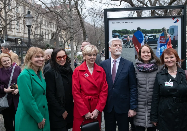 Společné foto u úvodního panelu výstavy - zleva Monika Koblerová, ředitelka Českého centra Bratislava, Šárka, Kepková, ZÚ Bratislava, Eva Pavlová, první dáma ČR, Petr Pavel, prezident ČR,  Gabriela Darmovzalová a Zuzana Marková, ZÚ Bratislava