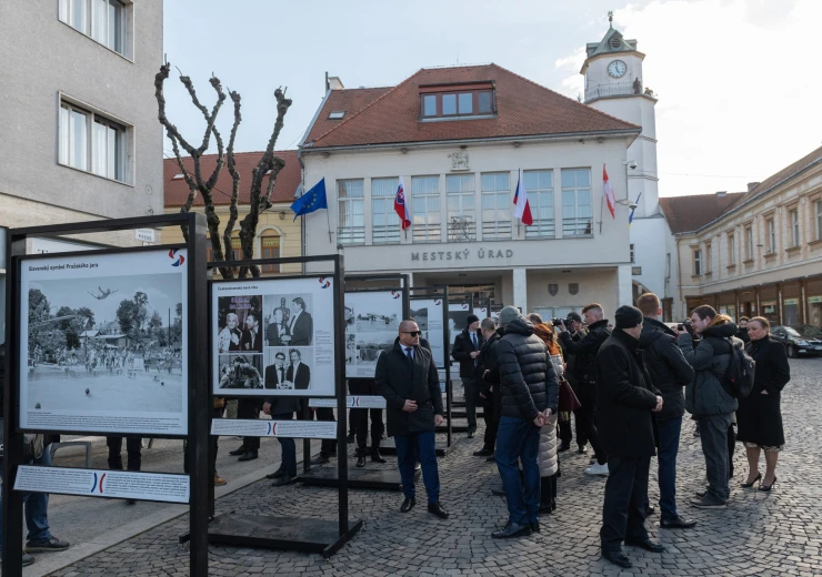 Slavnostní otevření výstavy Česko) (Slovenské okamžiky v Trenčíně za účasti premiérů ČR a SR a ministrů zahraničních věcí ČR a SR. Foto: Peter Korček