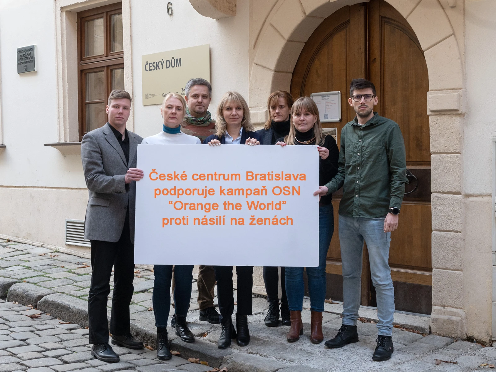 České centrum Bratislava podporuje kampaň OSN „Orange the World“ proti násilí na ženách