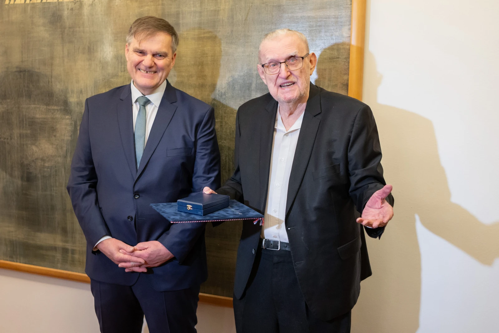 Předání medaile Za zásluhy o diplomacii Ľubomíru Feldekovi