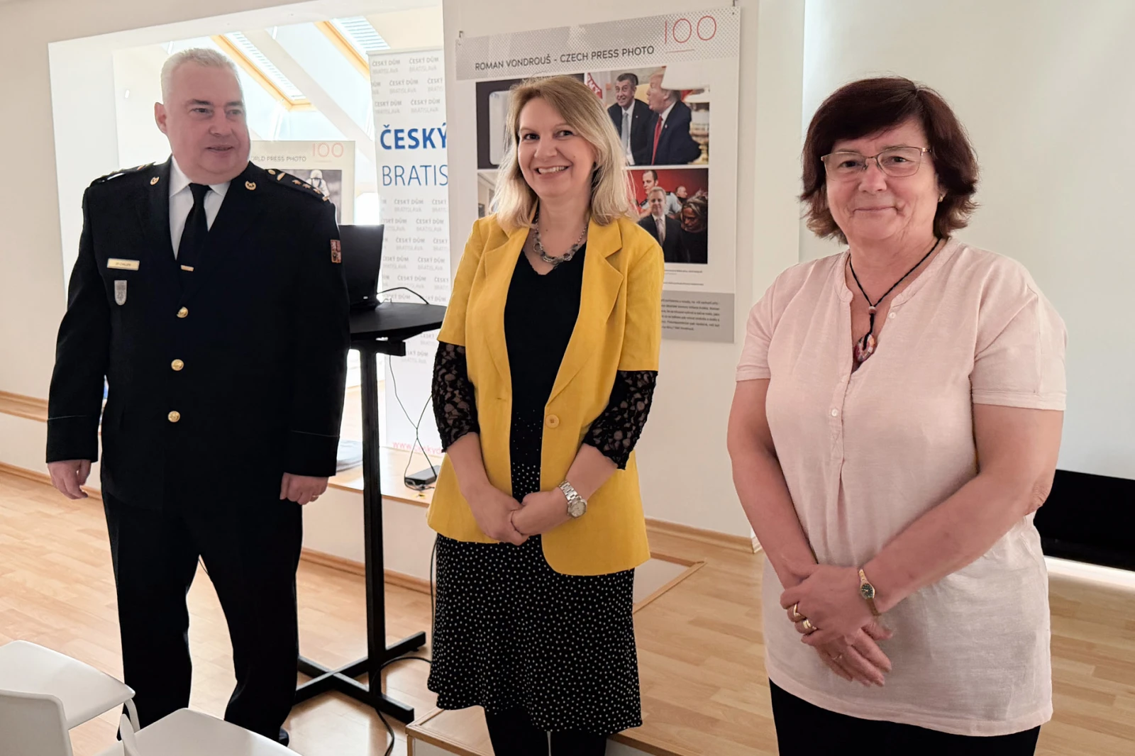 Zleva Jana Bratinková, předsedkyně KOČR, Monika Koblerová, ředitelka ČC Bratislava a Jiří Chalupa, přidělenec Velvyslanectví ČR