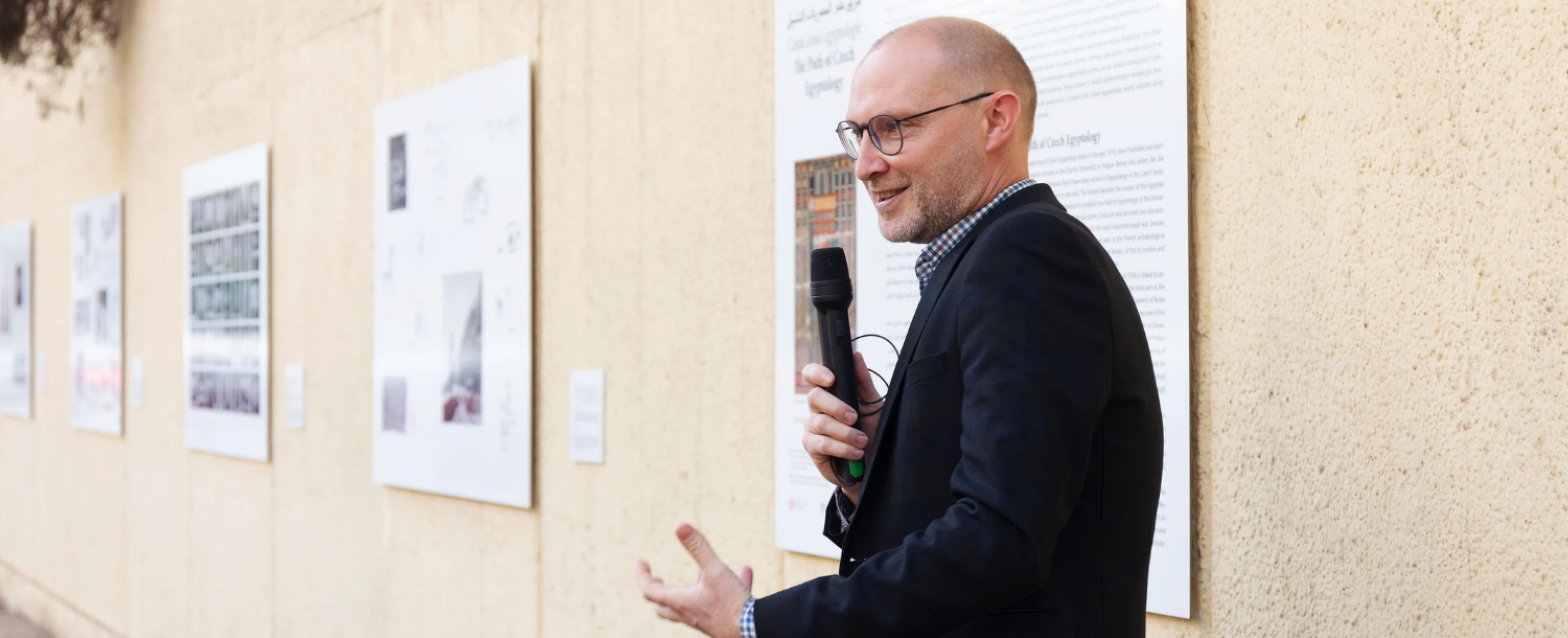 Jiří Janák presents the outdoor exhibition Paths of Czech Egyptology © Czech Centre Cairo, Magdalena Košárková