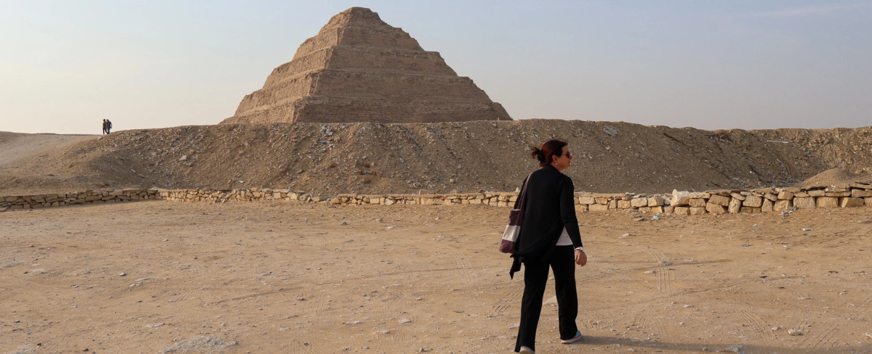 Radka Denemarková in Saqqara near the Pyramid of Djoser © Czech Centre Cairo, Jakub Chabr