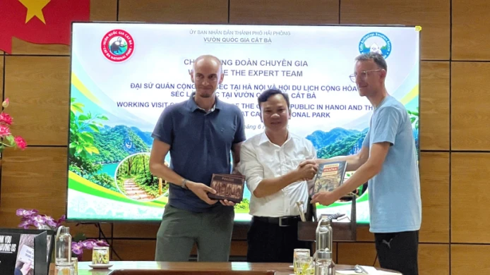 Hệ thống biển chỉ dẫn đường mòn của Séc được giới thiệu tại Vườn quốc gia Cát Bà