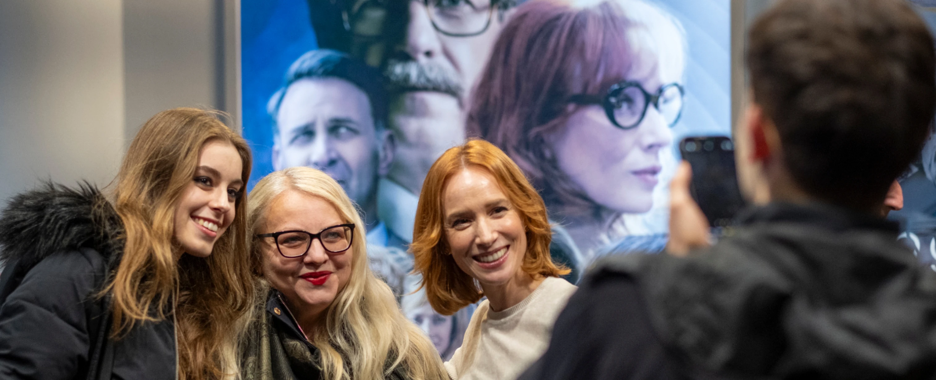 Taťána Pauhofová s fanoušky na britské premiéře filmu Vlny, 2025 © Jan Pavelka