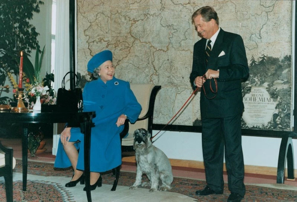 One unexpected audience with the Queen took place during Her Majesty's visit. Her Majesty Queen Elizabeth II. received Ďula the dog, a beloved member of the Havel family. The Czech President was well aware of the Queens‘ love for dogs, especially the corgis. © Alan Pajer