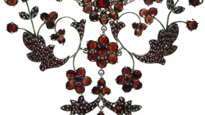 The Exhibition “Brilliant Bohemian Garnets” in Cedar Rapids, Iowa