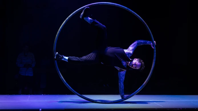 Cirk La Putyka and its performance Runners in Canada and the US