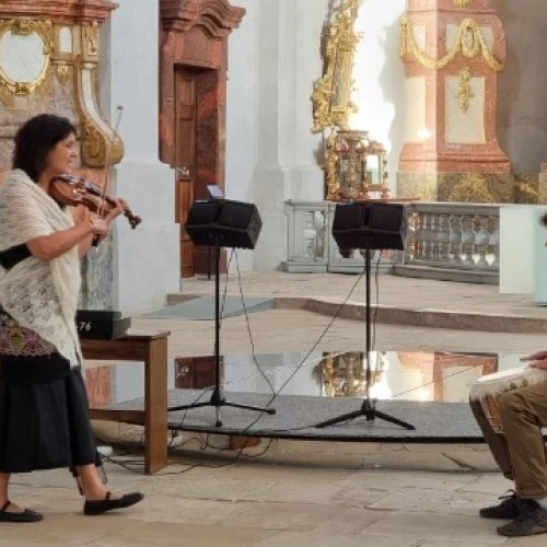 Iva Bittová and Antonín Fajt: Počúvaj, co to v zemi hučí