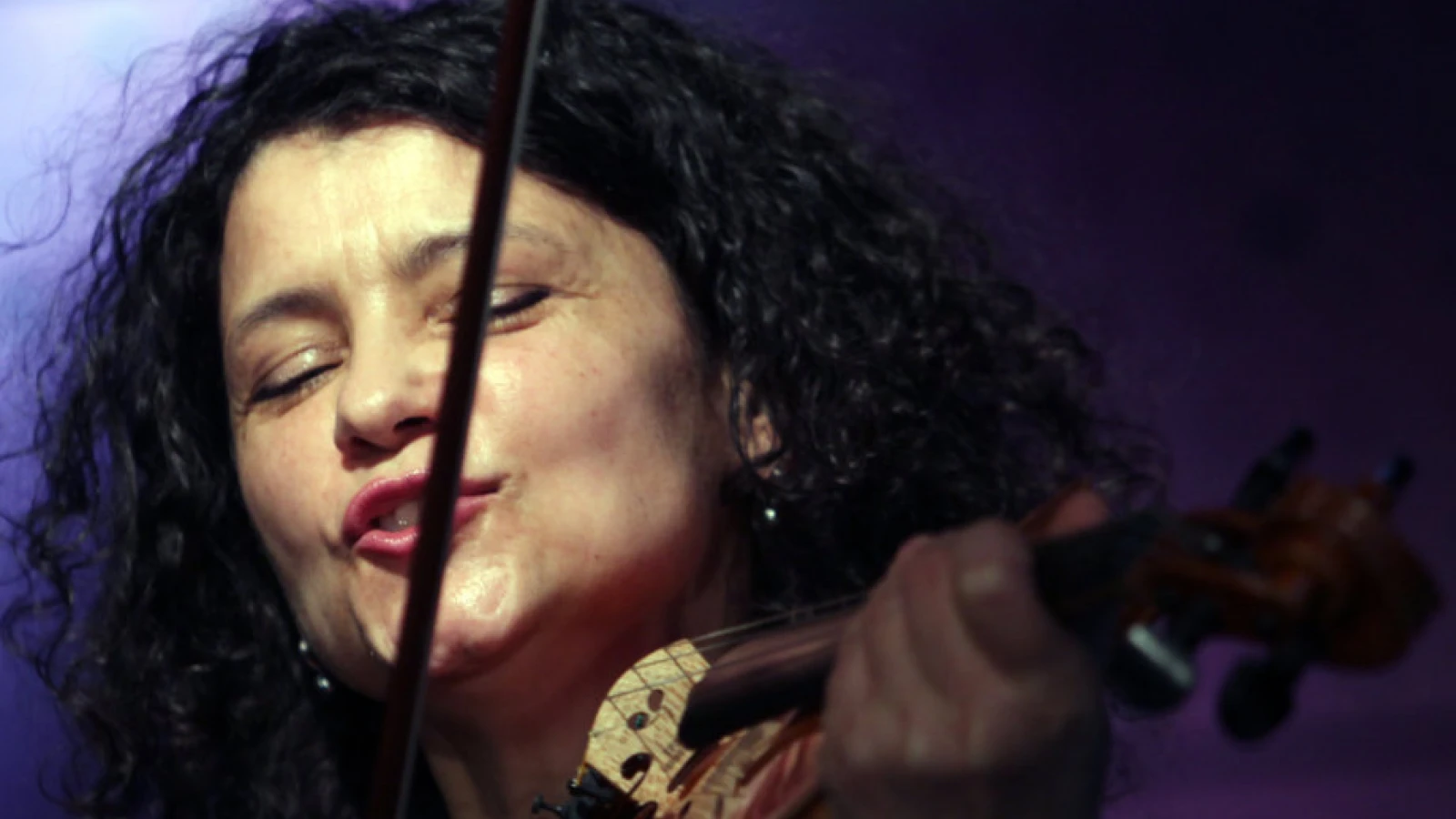 Iva Bittová a Antonín Fajt: Počúvaj, co to v zemi hučí
