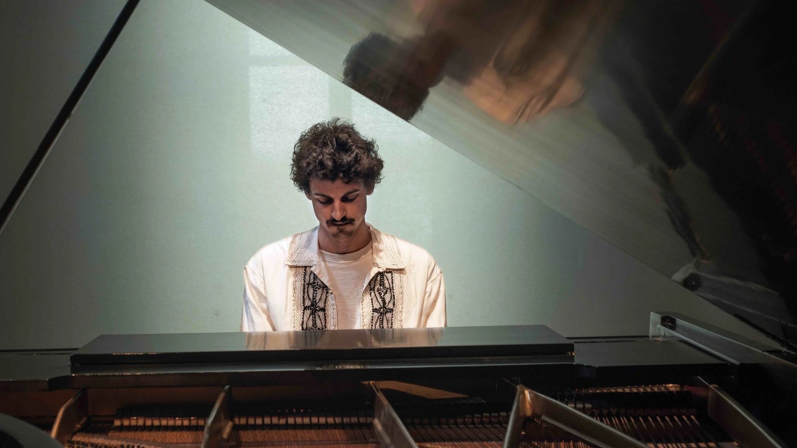 Iva Bittová and Antonín Fajt: Počúvaj, co to v zemi hučí
