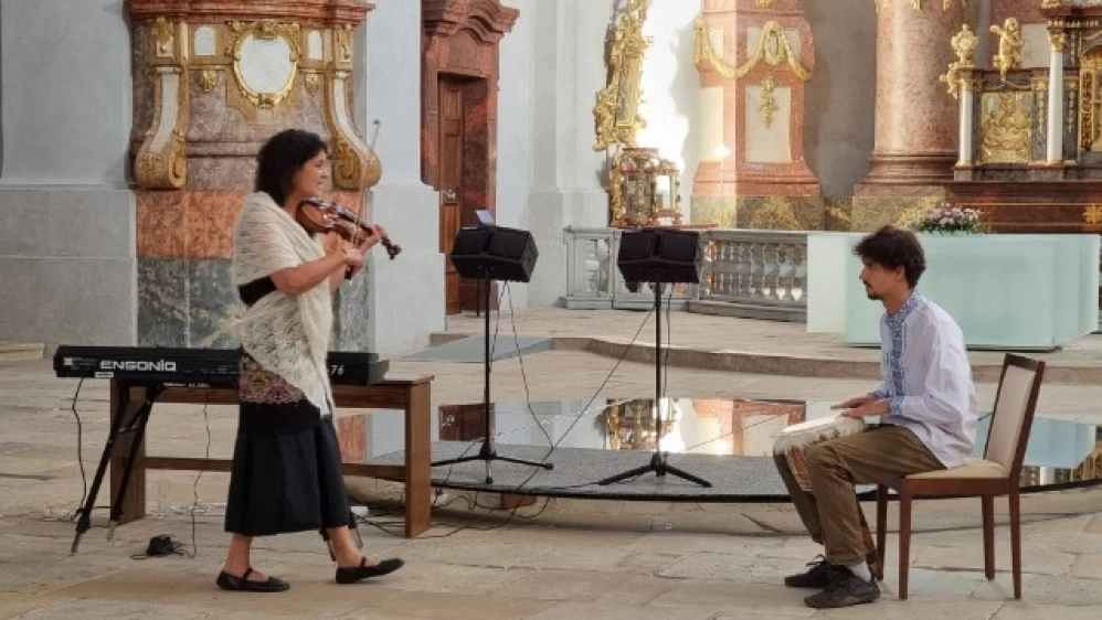 Iva Bittová and Antonín Fajt: Počúvaj, co to v zemi hučí