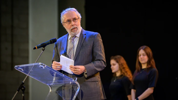 Ondřej Černý, generální ředitel Českých center předával ceny Domu zahraniční spolupráce v kategorii Digitalizace