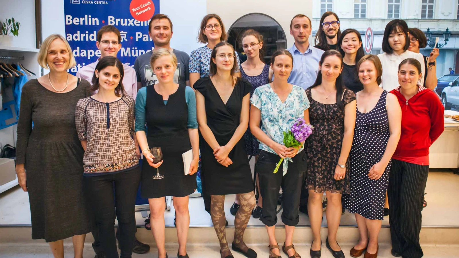 Vítězní účastníci na setkání s organizátory z Českých center a Institutu umění - Divadleního útavu spolu s autorkou překládaného textu Annou Bolavou. © Anna Pleslová