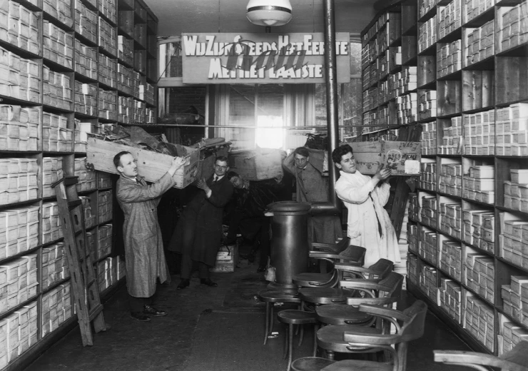nejstarsi-dochovana-fotografie-prodejny-tomase-bati-v-rotterdamu-z-roku-1926-_c_-soka-zlin-klecu.jpg