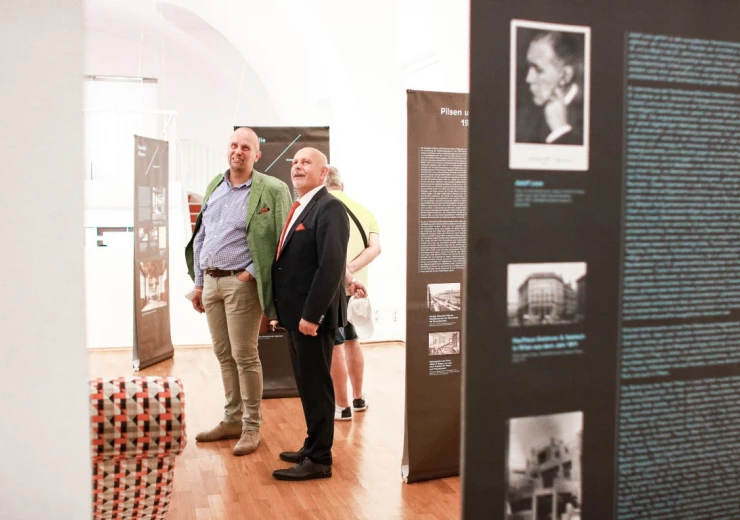 © Kristýna Jordánová Zleva doprava: Dr. Rainald Franz (MAK), Mojmír Jeřábek, Dr. Michael Macek (MAK); mezi panely plzeňské části výstavy a před hlavní střední stěnou
