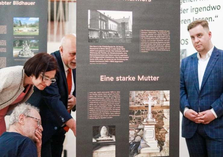 © Kristýna Jordánová Zleva doprava: Prof. Dr. Ivo Hammer, Zuzana Brikcius, Dr. Mojmír Jeřábek, Vojtech Joza; okolo panelu o rodičích Adolfa Loose