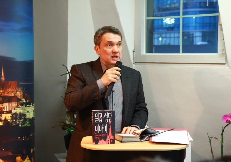 Miloš Urban na křestu korejského překladu Sedmikostelí, ČC Soul, 2014