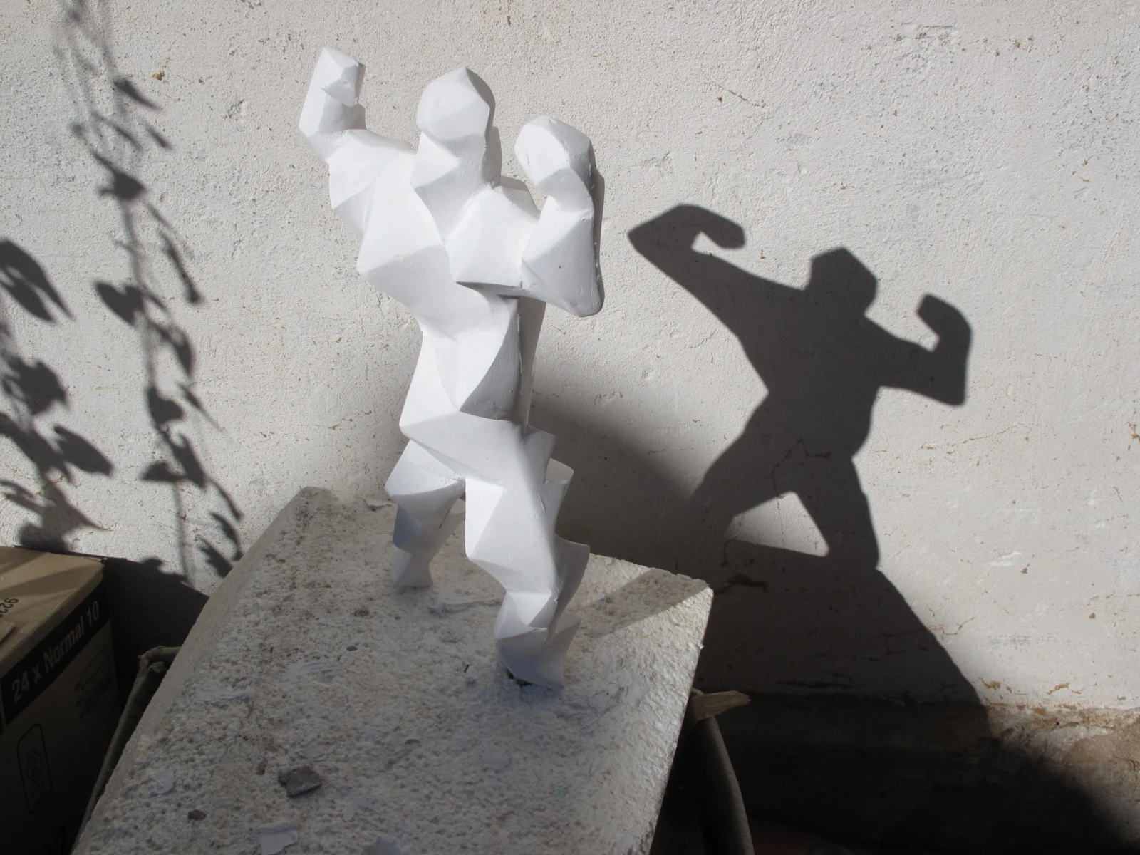 GEOMUŽI, 2012, SOUBOR ŠESTI SÁDROVÝCH SOCH, SVĚTLO, STÍN © Lenka Klodová