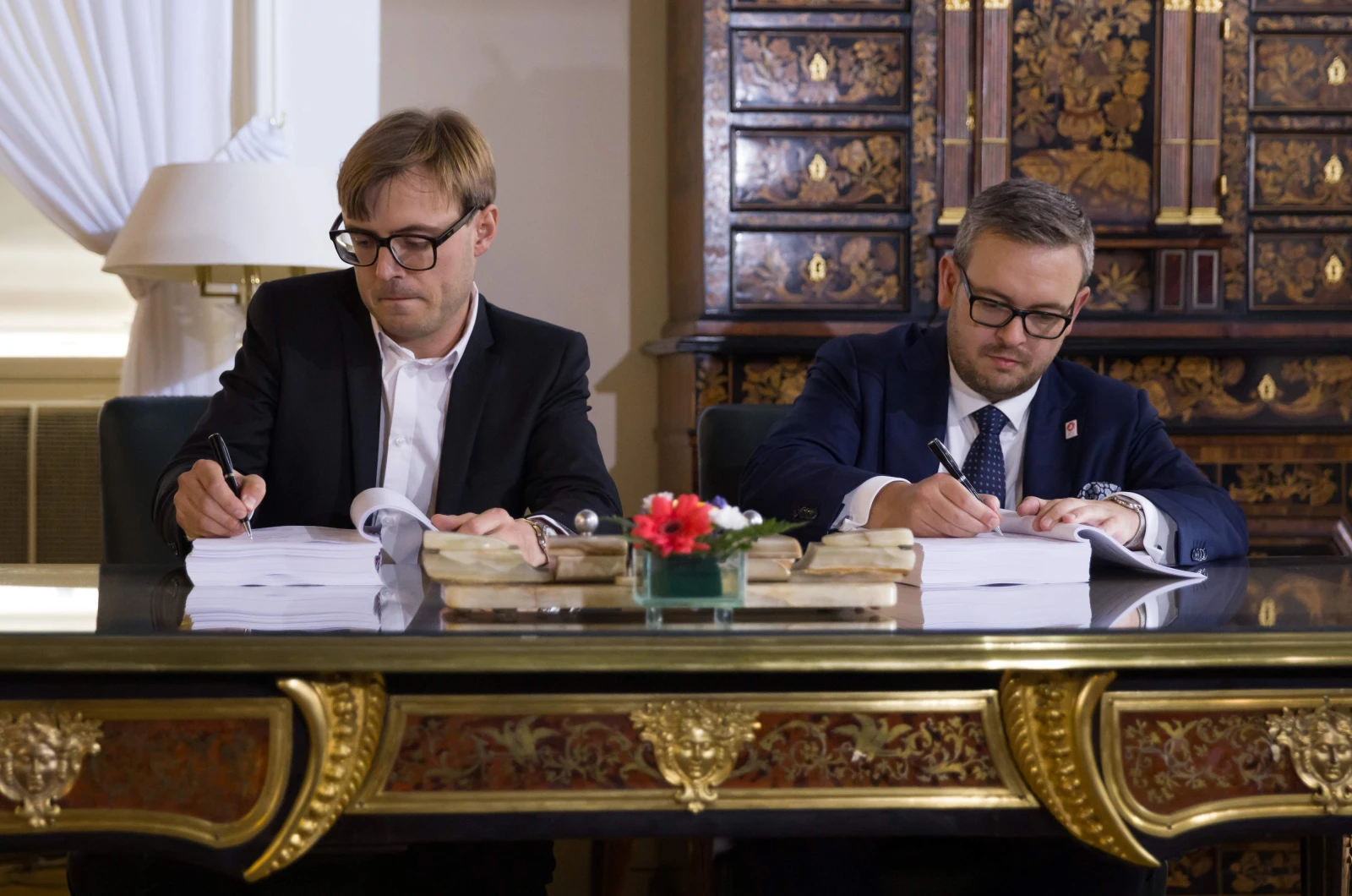 Michal Gabaš (Apropos Architects, vlevo) a Ondřej Soška (generální komisař české účasti, vpravo)