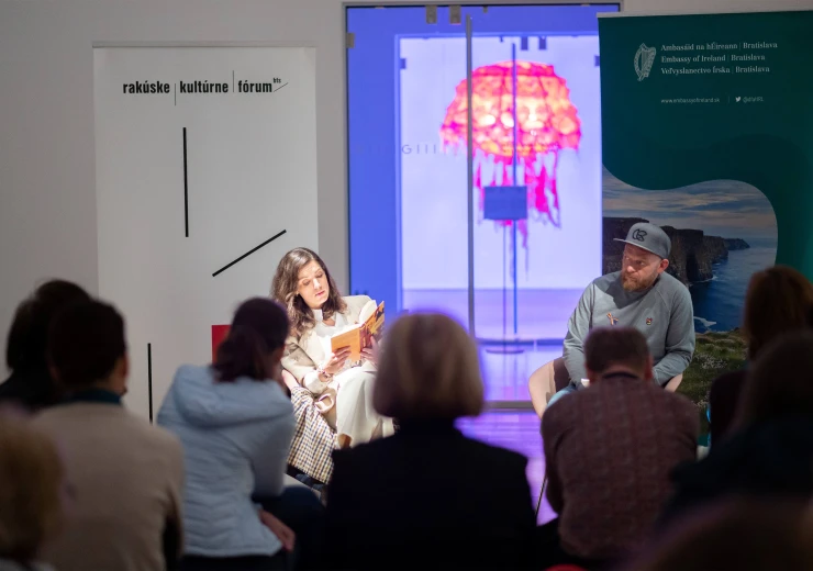 Noc literatury 2023: Herci Sarah Arrató a Luboš Kostelný čtou před výtvarným objektem Medúza Emӧke Vargové ve Slovenské národní galerii     © Peter Korček, České centrum Bratislava