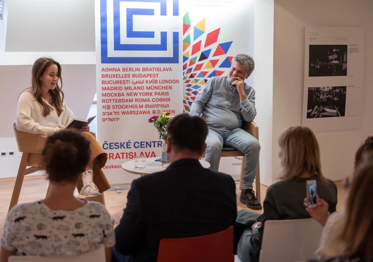 14. ročník Noci literatury (2022) v prostorách Českého domu Bratislava    Zleva: Lenka Libjaková, herečka; Tomáš Milostný, herec   © Peter Korček