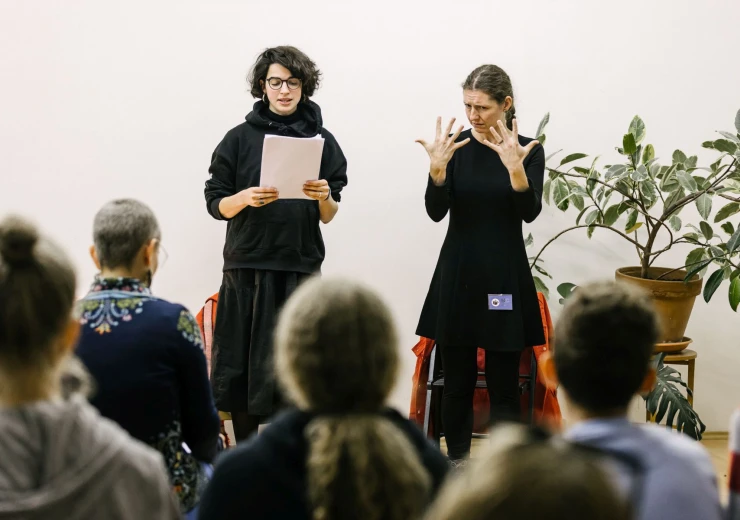 Noc literatury 2022 v Praze, Skautský institut, tlumočení do českého znakového jazyka © Jakub Čevenka