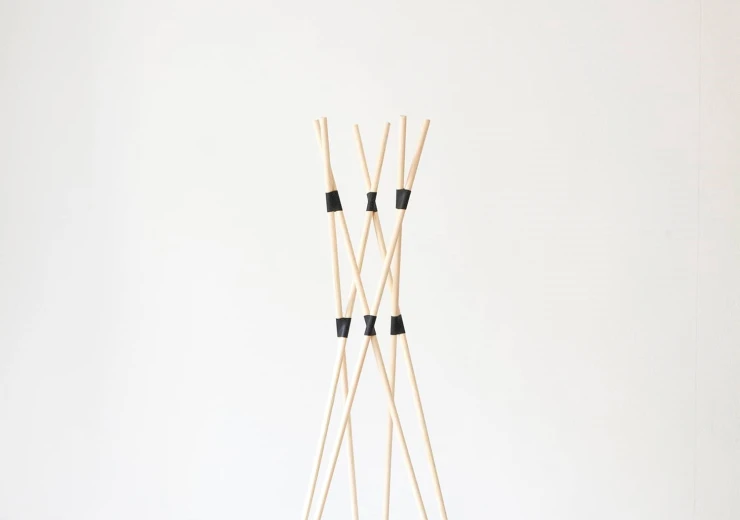 TeePee - minimalistický a elegantní věšák na oblečení © Studio Herrmann & Coufal