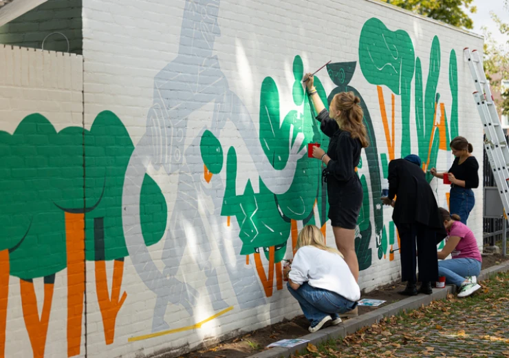 The students of the Stedelijk Gymnasium Breda help to paint the mural © Rosa Meininger