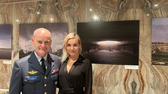 Slavnostní zahájení fotografické výstavy se neslo ve znamení vděčnosti za spolupráci v NATO