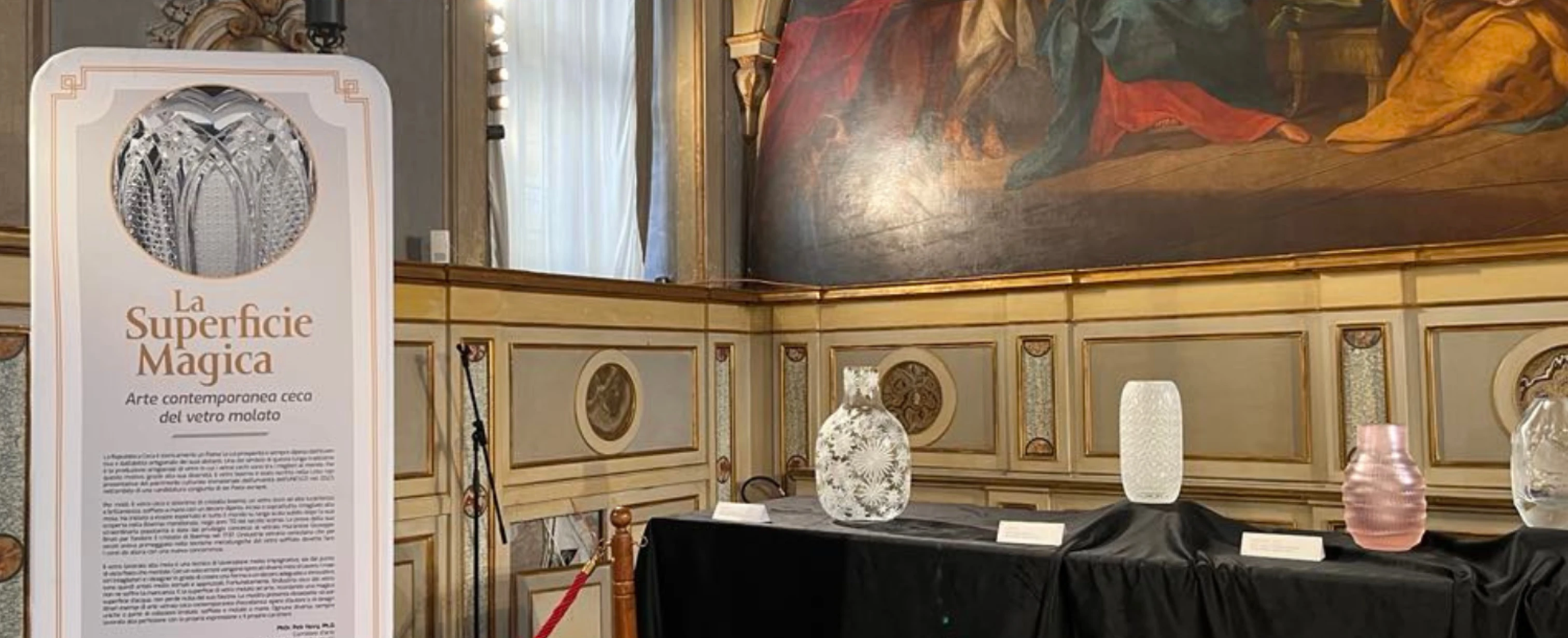 Mostra di vetro tagliato 