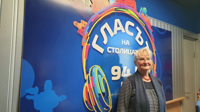 Česká výtvarnice zahajuje výstavu pletených drátěných figurek