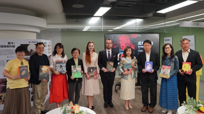 捷克當代漫畫展於臺中登場，捷克中臺北心贈書予國資圖