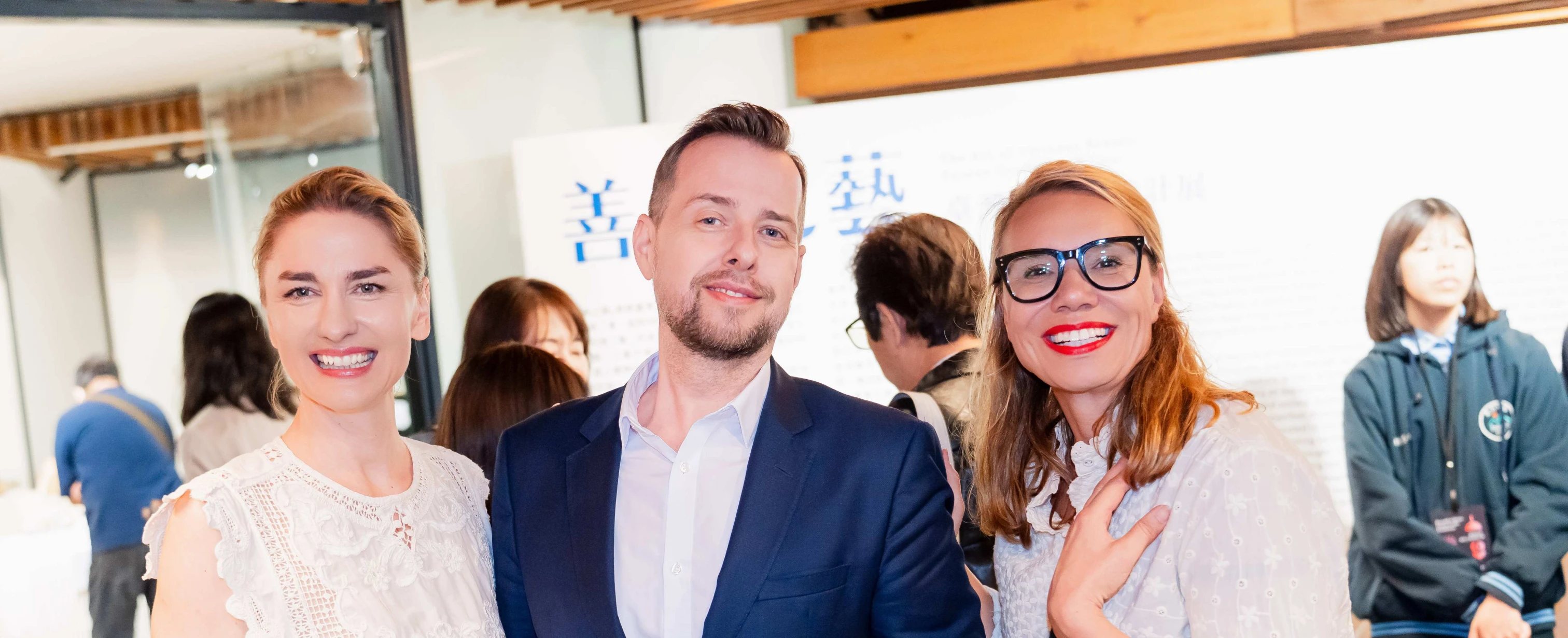 Zástupce České kanceláře v Tchaj-peji David Steinke s kurátorkou Klárou Hegerovou na vernisáži výstavy.