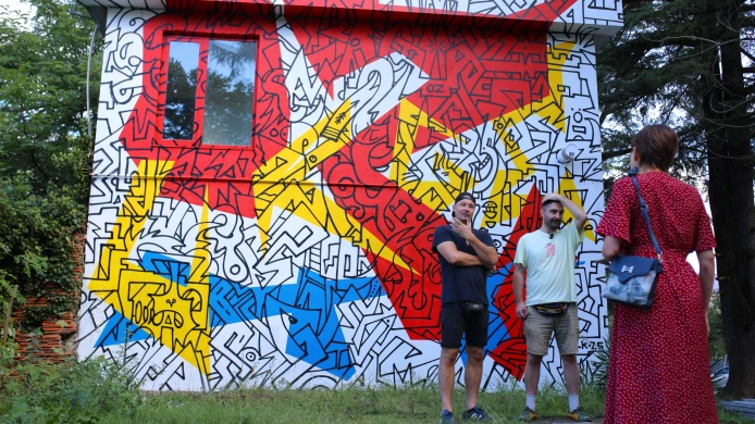 Město jako galerie v Gruzii: Lukáš Kladívko a Sandro proměňují Ozurgeti