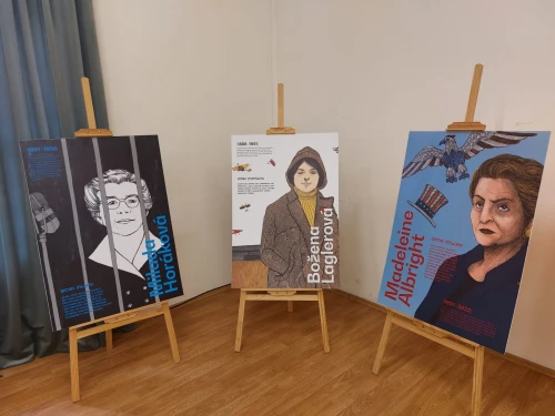 Výstava prací školáků na téma výjimečné gruzínské ženy v Dedoplistskaro