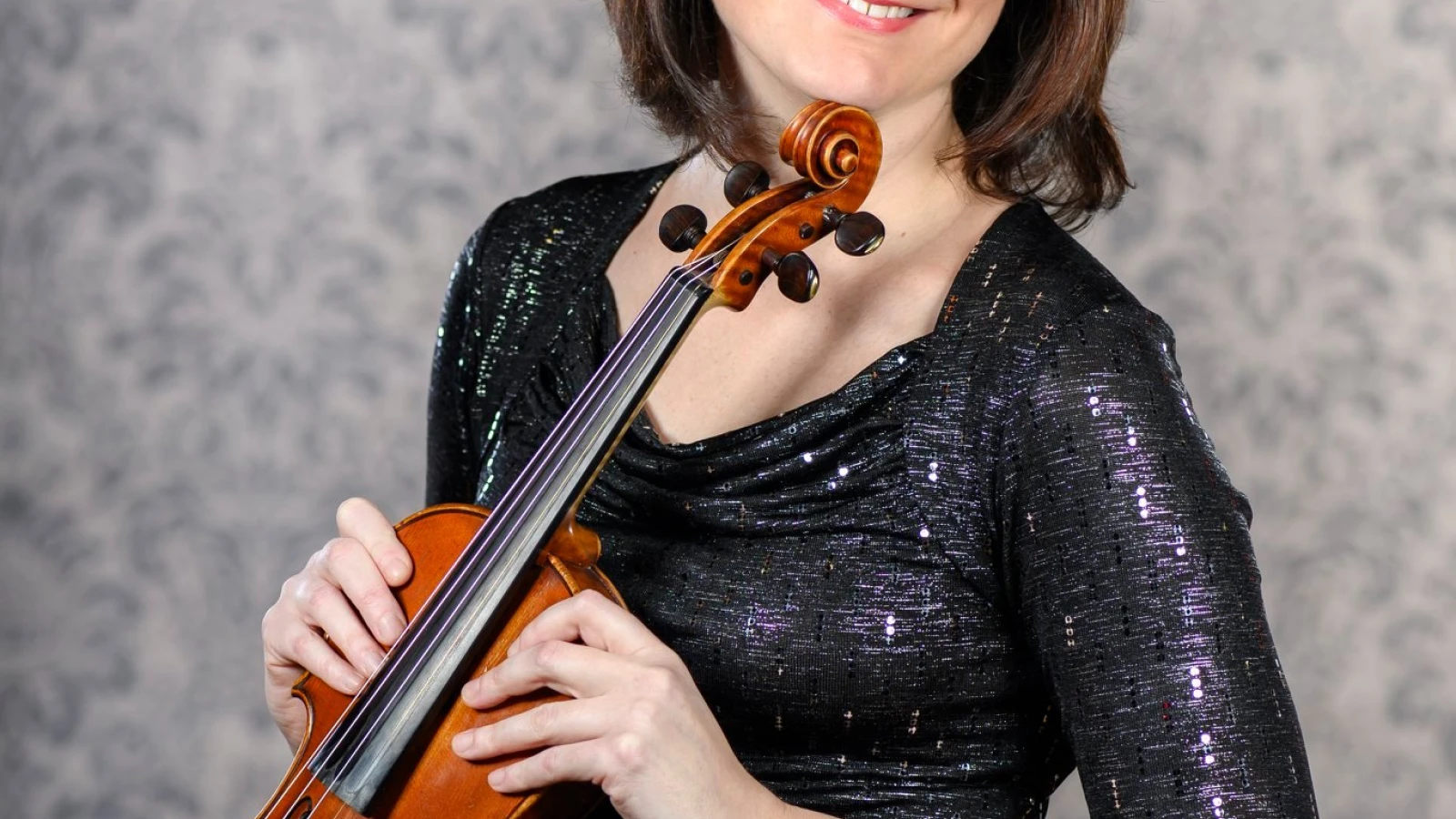 Houslistka České filharmonie Irena Jakubcová pózuje s houslemi