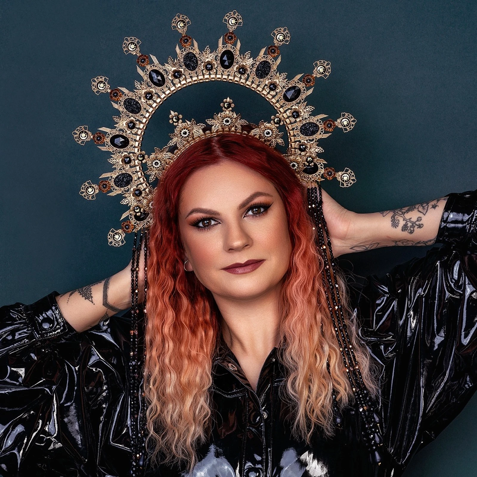 チェコのデザイン工房Carbickova Halo Crowns がビヨンセのヘッドピースを制作